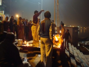 Ein Priester zelebriert die Puja